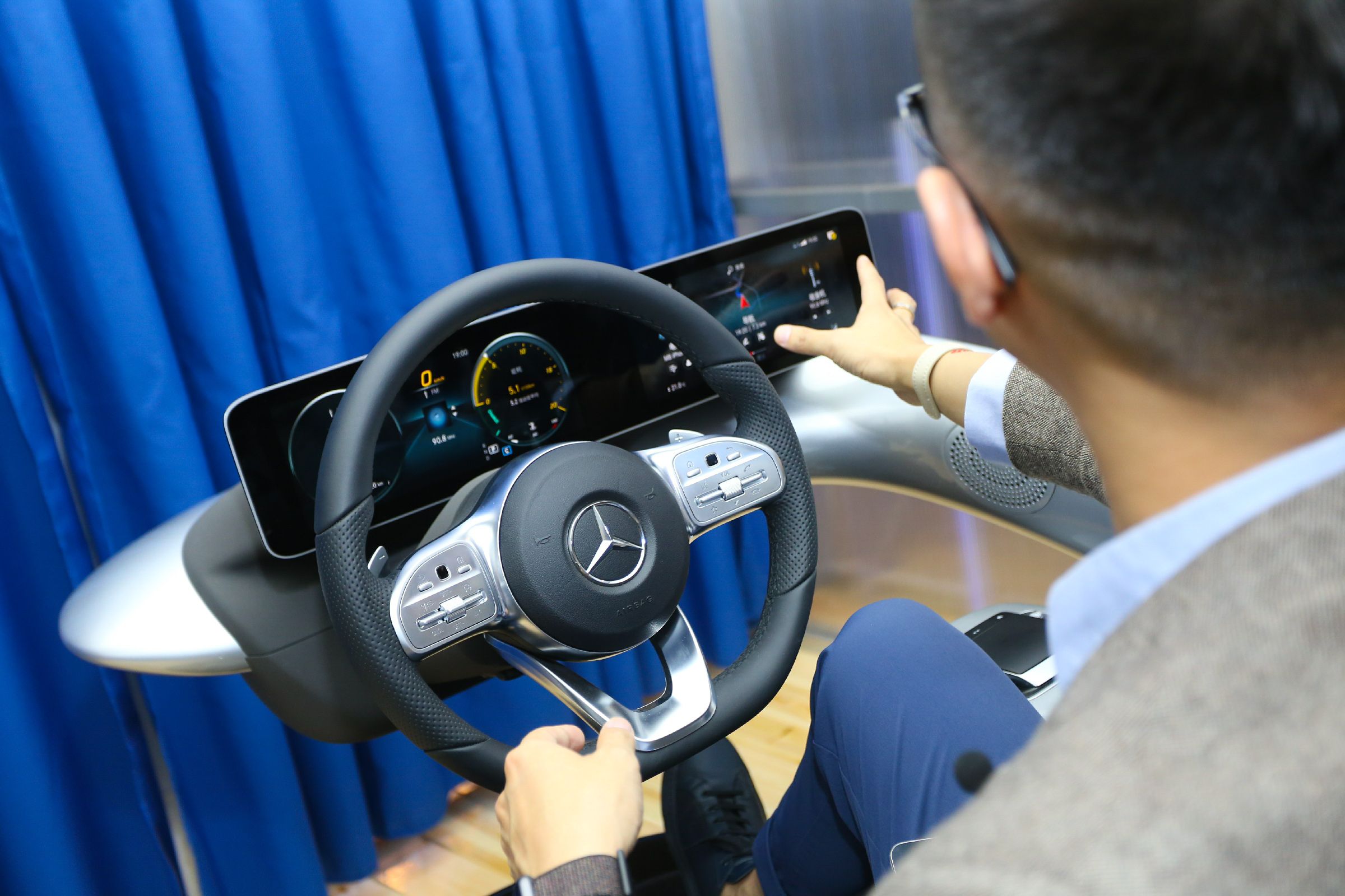 10-全新梅赛德斯-奔驰MBUX智能人机交互系统点亮现场智能时刻.jpg