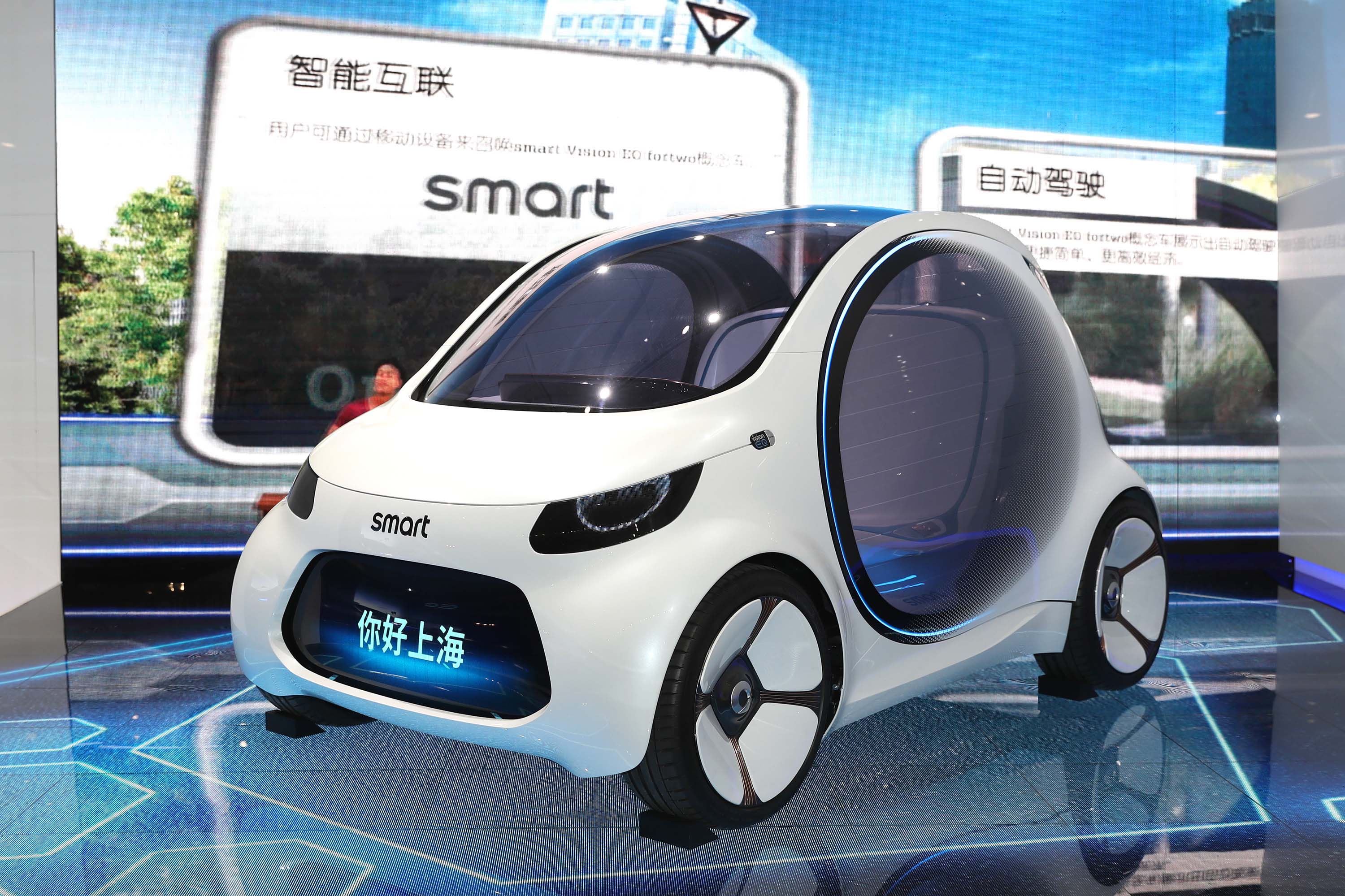 06. smart Vision EQ fortwo概念车，通过对智能互联、自动驾驶、共享出行、电力驱动的完美融合，为未来都市出行描绘了全新蓝图.jpg