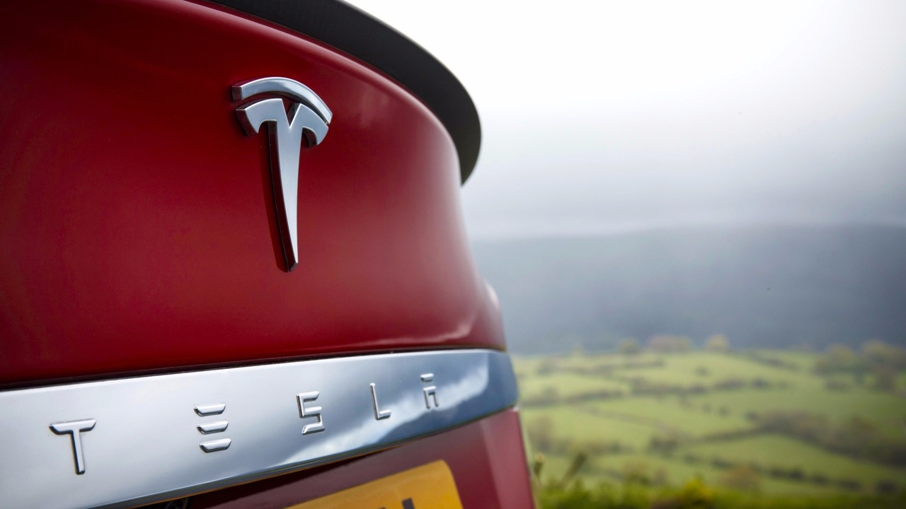 tesla-logo-on-model-s.jpg